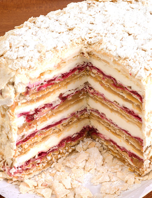 Torta Gold Milhojas de Manjar y Crema de Frambuesa (25 Personas)